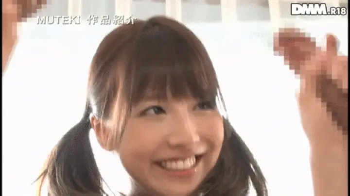 【三上悠亜】美少女JKアイドルが笑顔で2本同時手コキしちゃう！