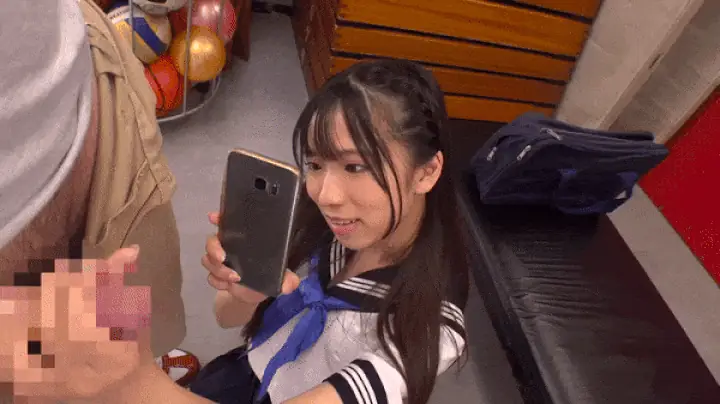 【天音ゆい】制服JKがチ●ポをスマホ撮影しながら手コキしちゃう！
