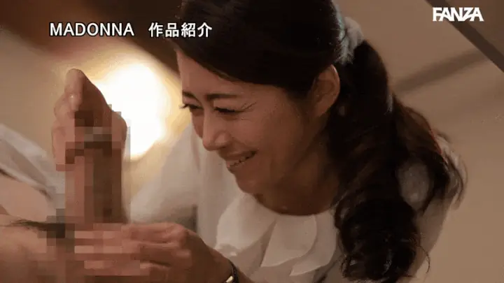 【北条麻妃】性欲が強過ぎる彼女の母が笑顔手コキしてくるのがエロい！